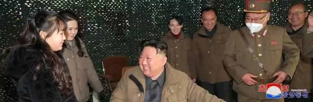 這次新型導(dǎo)彈試射，金正恩攜夫人、妹妹、女兒罕見(jiàn)同框